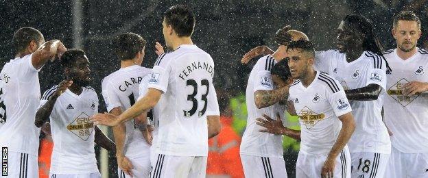 Nathan Dyer (second left) and Swansea players