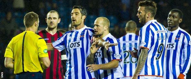 Kilmarnock's Manuel Pascali (centre) and team-mates complain after they are denied a goal