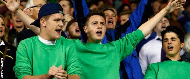 Nottingham Forest fans paid tribute to their legendary former manager Brian Clough