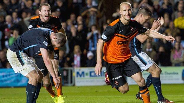 Jaroslaw Fojut's late header gave Dundee United a late win over Dundee.