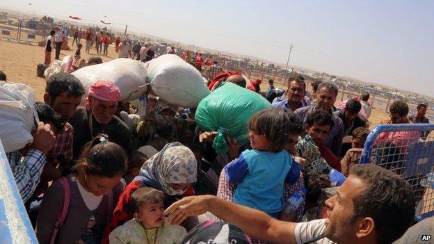 Syrian refugees enter Turkey at Yumurtalik crossing gate near Suruc, Turkey, 24 September 2014