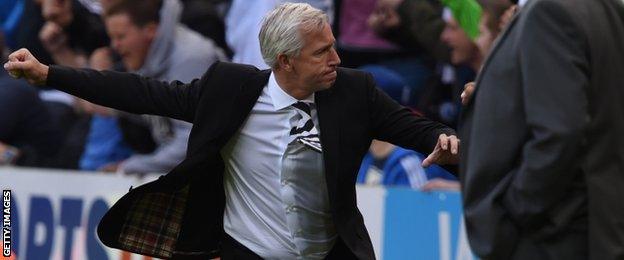 Newcastle manager Alan Pardew celebrates Papiss Cisse's equaliser against Hull