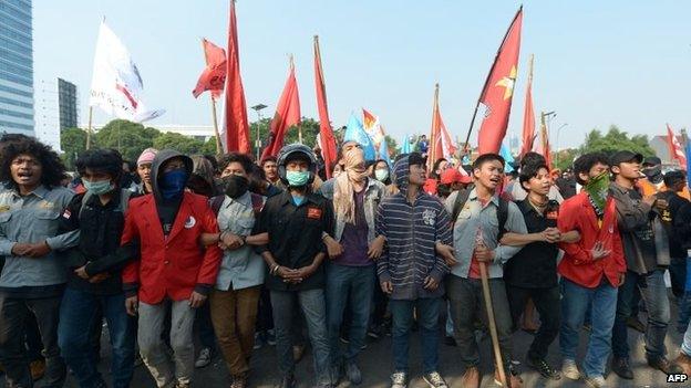 Protesters outside parliament in Jakarta (25 Sept 2014)