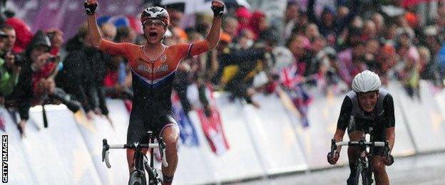 Marianne Vos (left) beats Lizzie Armitstead at London 2012