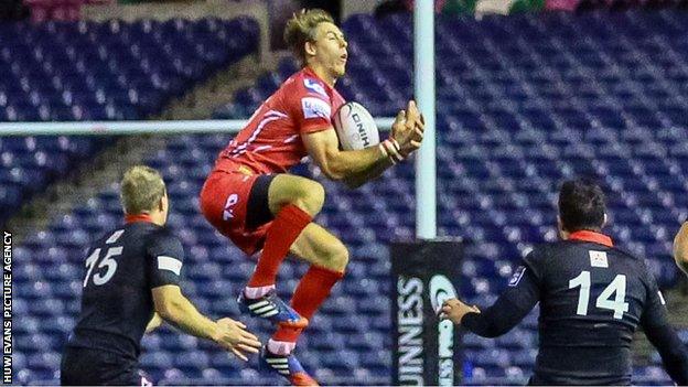 Liam Williams gathers possession