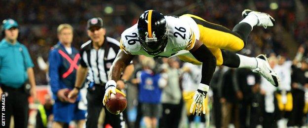 Le'Veon Bell scores for the Pittsburgh Steelers against the Minnesota Vikings at Wembley in 2013