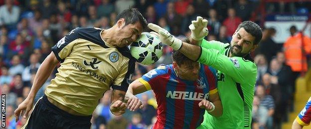 Leonardo Ulloa is denied by Julian Speroni