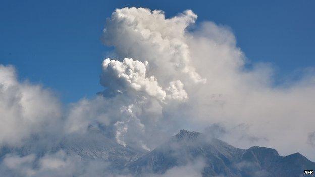 Clouds of ash spew from Mount Ontake, 28 September 2014