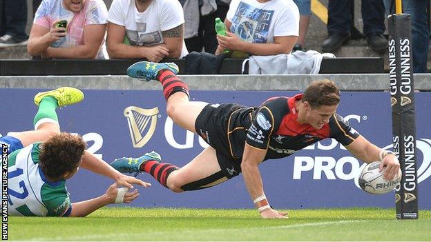 Hallam Amos crosses for his second try