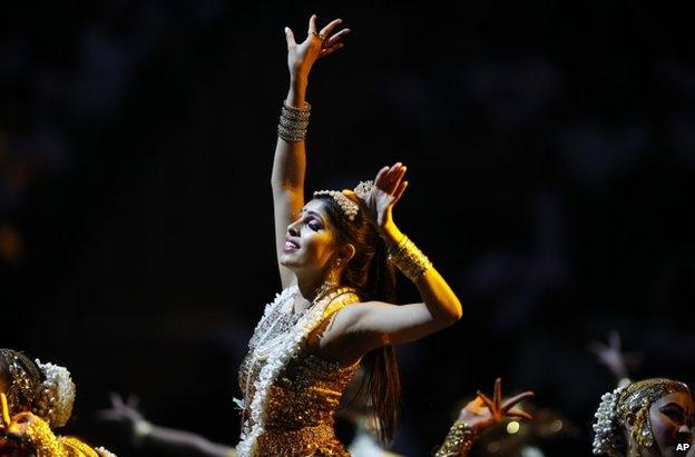 Traditional dancers perform during a reception by the Indian community in honour of Indian Prime Minister Narendra Modi's visit to the US at Madison Square Garden, New York, 28 September