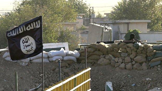 Islamic State flag on frontline with Kurdish fighters at Mullah Abdullah Bridge between Irbil and Kirkuk. 27 Sept 2014