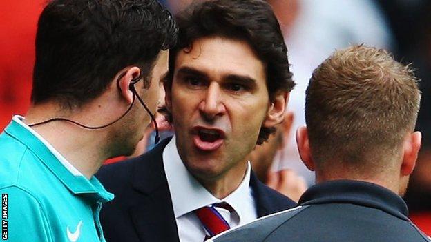 Aitor Karanka in dialogue with the referee