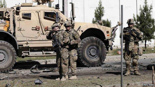 US troops inspect scene of suicide bombing in Kabul, 16 September 2014