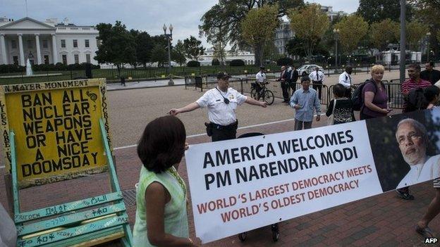 A member of the US Secret Service Uniformed Division moves protesters off Pennsylvania Avenue outside the White House September 29, 2014 in Washington, DC