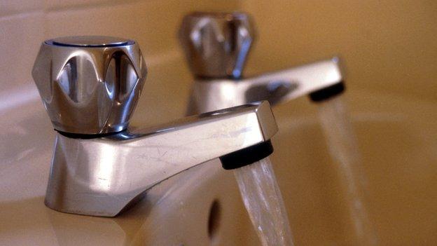 Hot and cold water taps in a sink in a bathroom