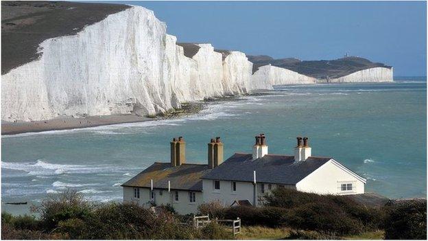 The cottages in front of the Seven Sisters cliffs