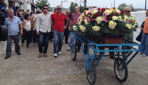 Relatives walk behind the coffin of Jandira dos Santos Cruz in September 2014