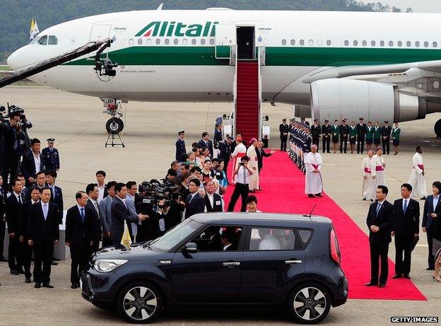 Pope Francis (inside a car) arrives at Seoul military airport on August 14, 2014 in Seoul, South Korea.