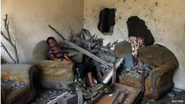 Palestinian boy in house damaged by an Israeli air strike in Gaza City (22/08/14)