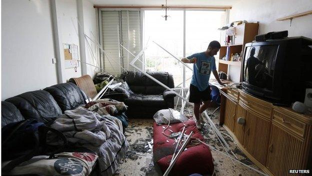 Israeli in apartment damaged by Palestinian rocket in Ashkelon (26/08/14)