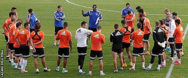 Nuno Santo and Ian Cathro direct the Valencia players