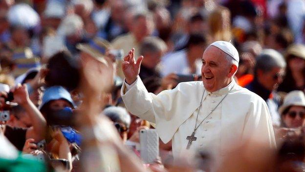 Pope Francis waves to crowds in Rome (1 Oct)