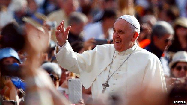 Pope Francis waves to crowds in Rome (1 Oct)