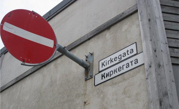 Kirkenes street signs in two languages – Norwegian and Russian