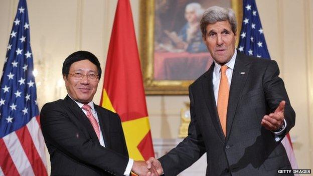 US Secretary of State John Kerry (R) shakes hands with Vietnamese Deputy Prime Minister and Foreign Minister Pham Binh Minh on 2 October 2014 in Washington DC.