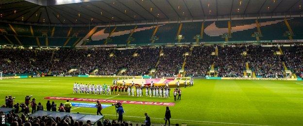 Celtic and Dinamo Zagreb line up at Celtic Park