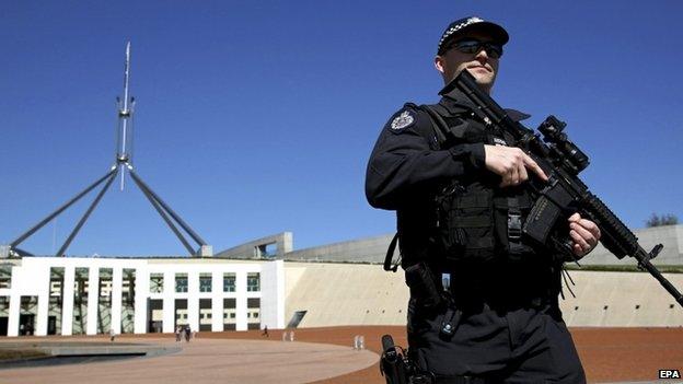 An Australian Federal Police (AFP) officer patrols in front of Parliament House in Canberra (23 September 2014)