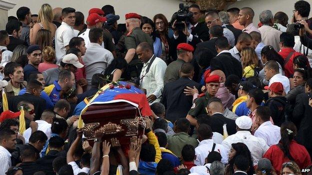 Government supporters carry the coffin with the remains of Venezuelan deputy Robert Serra to the National Assembly in Caracas (2 October 2014)