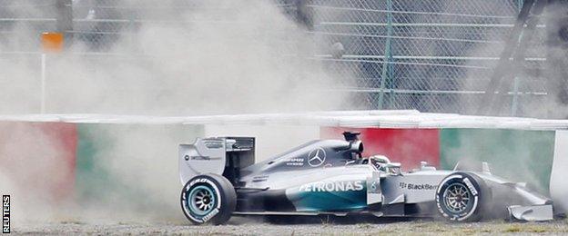 Lewis Hamilton crashes at the Japanese Grand Prix