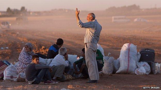 Refugees flee Kobane on 1 October 2014
