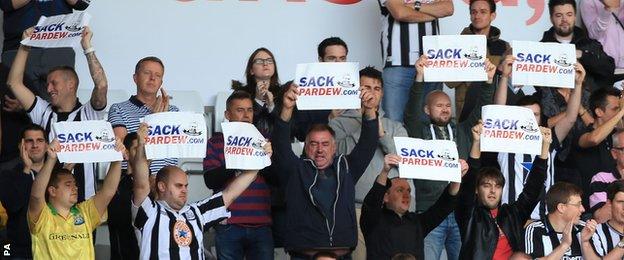 Newcastle fans protest against Alan Pardew