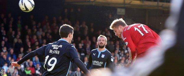 David Goodwillie heads Aberdeen's winning goal