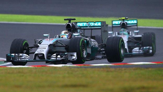 Hamilton overatking Rosberg