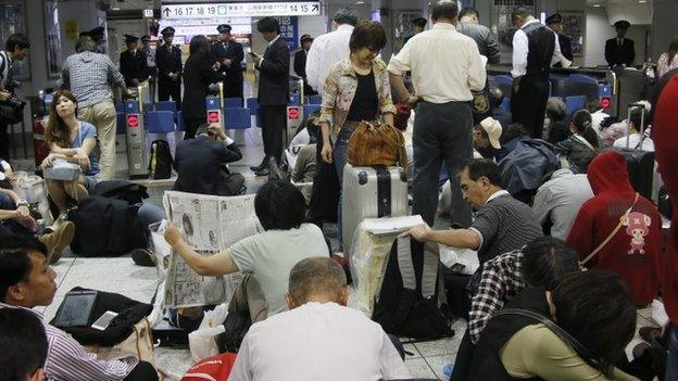 Passengers wait for the Shinkansen bullet train at JR Tokyo Station in Tokyo (6 Oct 2014)