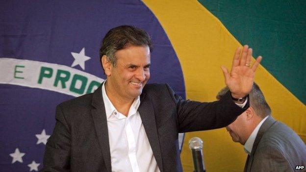 Aecio Neves waves during a press conference in Belo Horizonte on 5 October, 2014