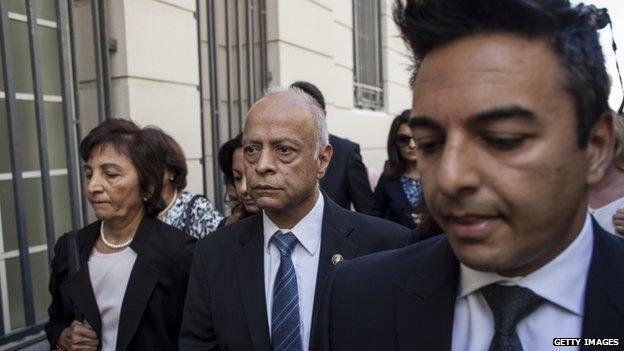 Shrien Dewani's mother Snila Dewani (l), father Prakash Dewani (centre) and brother Preyen Dewani (r)