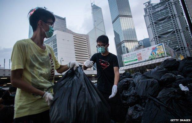 Hong Kong protesters clean up rubbish 1 October 2014