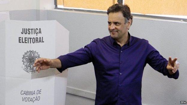 Aecio Neves poses after casting his vote in Belo Horizonte in Minas Gerais on 05 October 2014