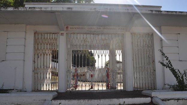 Closed gates at Broomhill swimming pool