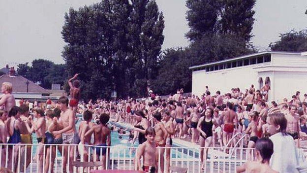 Crowds of people at Broomhill swimming pool