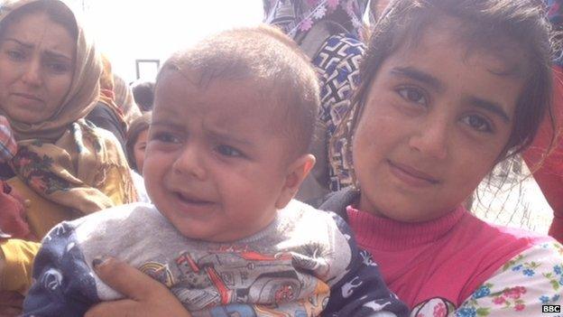 Young members of a family at the Mursitpinar border crossing on 24 September 2014