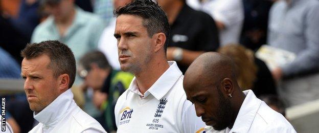 Kevin Pietersen (centre)