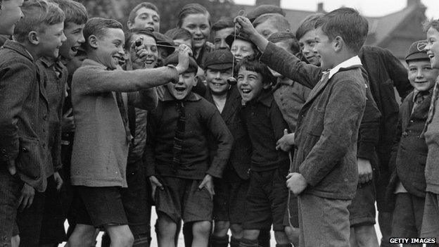 A conker fight in the old days