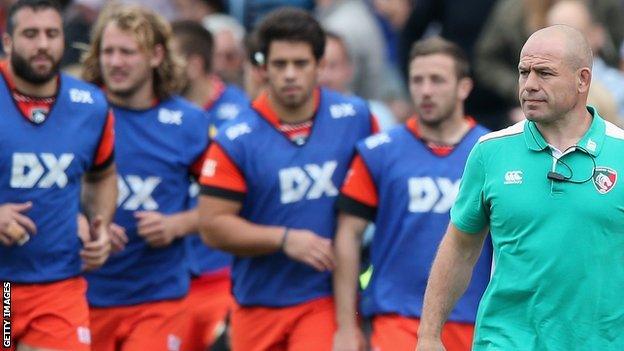 Richard Cockerill (right) trudges off at half-time of his side's 45-0 defeat against Bath