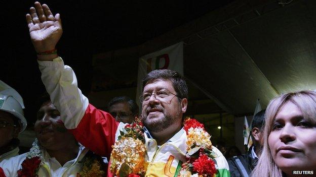 Bolivian presidential candidate Samuel Doria Medina of the Democratic Unity (UD) party waves to supporters during a rally in La Paz