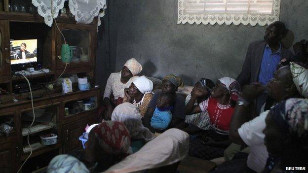 Displaced Kenyan watch the hearing of President Uhuru Kenyatta in Kenya on 8 October 2014